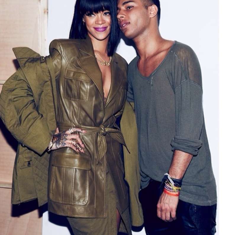 <p>Atrasada, Rihanna perdeu o desfile mas postou foto com o diretor criativo da Balmain no backstage</p>