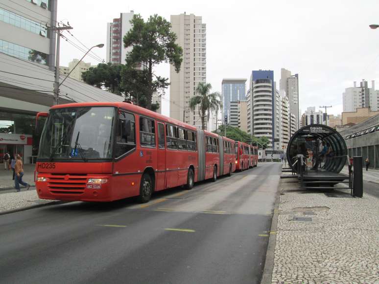 Os &ocirc;nibus expressos, que circulam em canaletas exclusivas, circulam com mais frequ&ecirc;ncia