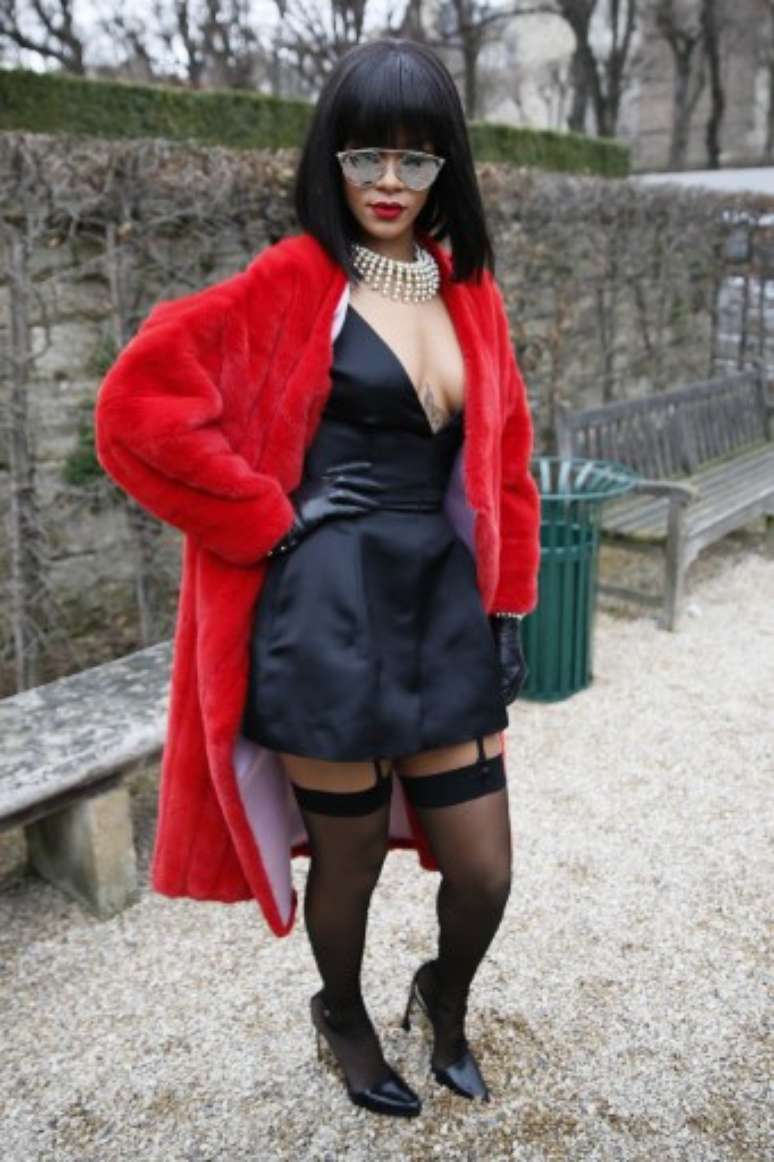 <p>Com look exc&ecirc;ntrico, Rihanna conferiu o desfile de Christian Dior nesta sexta-feira (28), durante a semana de moda de Paris. Casaco de pele vermelho, vestido curto e decotado, meias pretas 7/8 com cinta-liga e escarpins pretos foram as escolhas da cantora</p><p>&nbsp;</p>