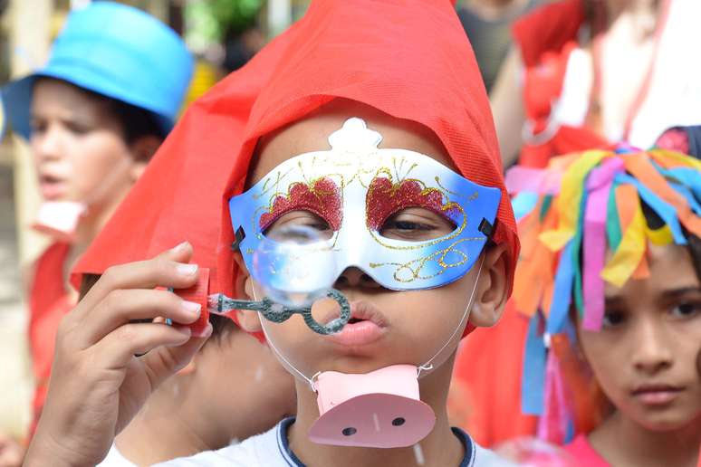 Uma multidão de crianças foi às ruas nesta sexta-feira, em São Paulo, para comemorar o início do Carnaval. O desfile infantil, que contou com fantasias a até uma bateria formada pelos pequenos, ocorreu na Praça Rotary, na Vila Buarque. Veja fotos: