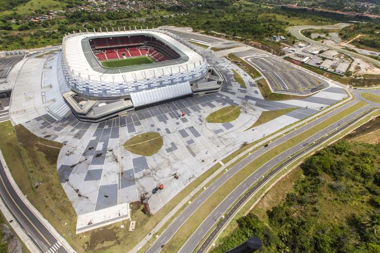 <p>Arena Pernambuco tem número adequado de vagas de estacionamento, mas estação de metrô fica muito distante do estádio</p>