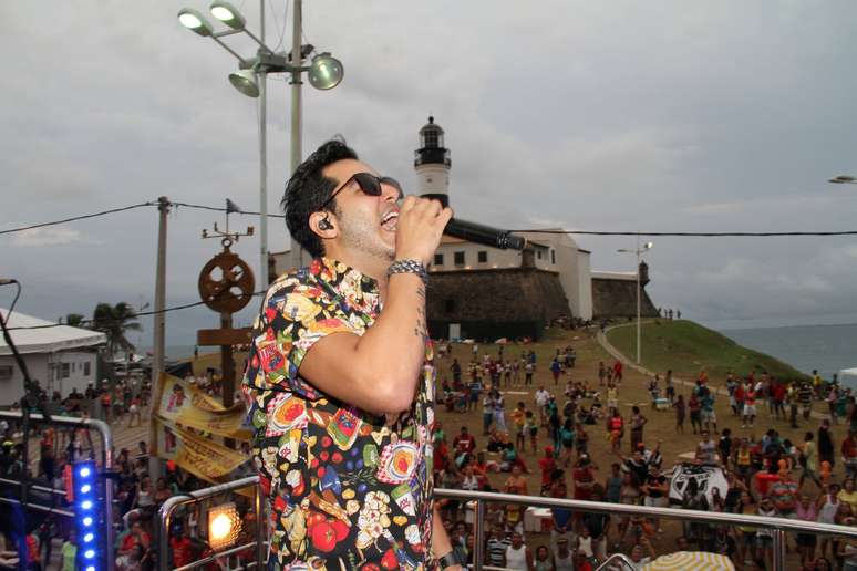 <p>O cantor Tomate agitou o p&uacute;blico nesta sexta-feira, em Salvador, no Circuito Barra-Ondina. O baiano embalou os foli&otilde;es que escolheram o tradicional reduto carnavalesco da Bahia para animar as ruas com can&ccedil;&otilde;es de sua carreira. <strong>Veja fotos:</strong></p>