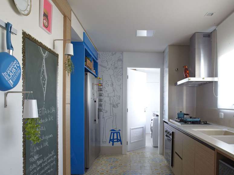 A cozinha concebida pela arquiteta Fernanda Lovisaro e por sua irmã e designer, Carolina Lovisaro, é colorida e descontraída. O painel decorativo inclui uma lousa, para desenhar ou anotar recados. Informações: (11) 2373-4806