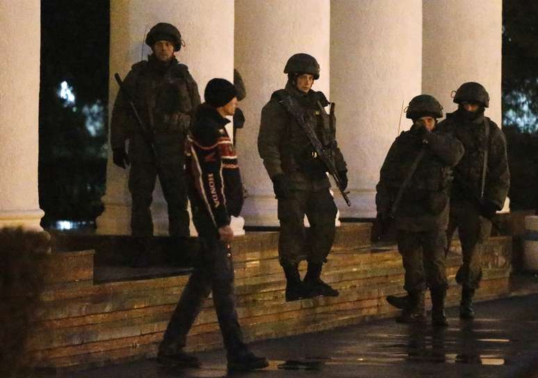 <p>Grupo armado, sem identifica&ccedil;&atilde;o, tomou o aeroporto de Simferopol durante a madrugada</p>