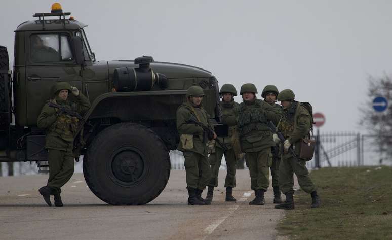 Homens armados não identificados bloqueiam a estrada até o aeroporto militar no porto do Mar Negro em Sevastopol, na Crimeia, em 28 de fevereiro