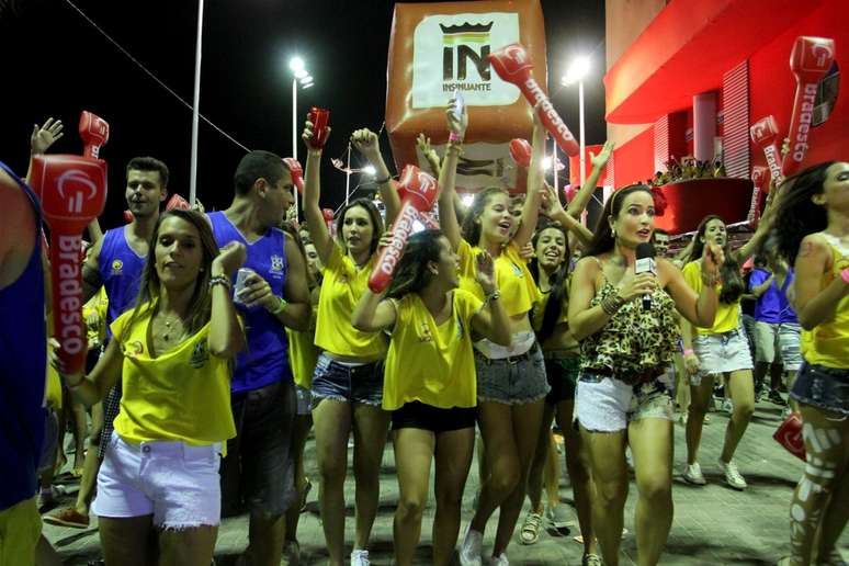 <p>Conhecido pela grande quantidade de mulheres, o bloco Harém, levado pelo trio elétrico de Tuca Fernandes, voltou com o sucesso costumeiro no Carnaval de Salvador 2014</p>