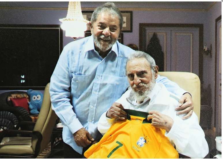 O ex-presidente Lula entregou uma camiseta da Seleção Brasileira ao líder cubano