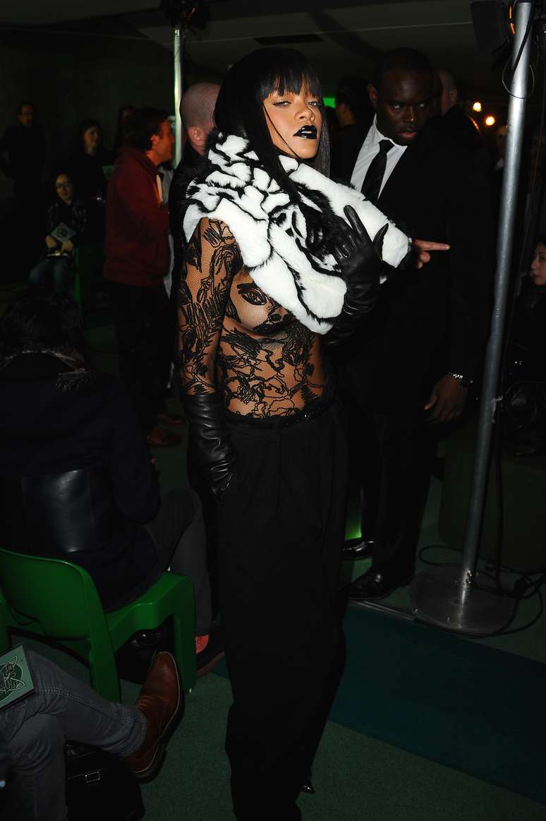 <p>Rihanna prestigou o desfile de Jean Paul Gaultier neste sábado (01), durante a semana de moda de Paris</p>