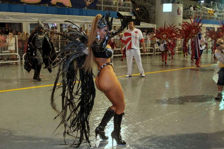 Com a ex-BBB Cacau no desfile, a Dragões da Real trouxe para a avenida personagens dos anos 80