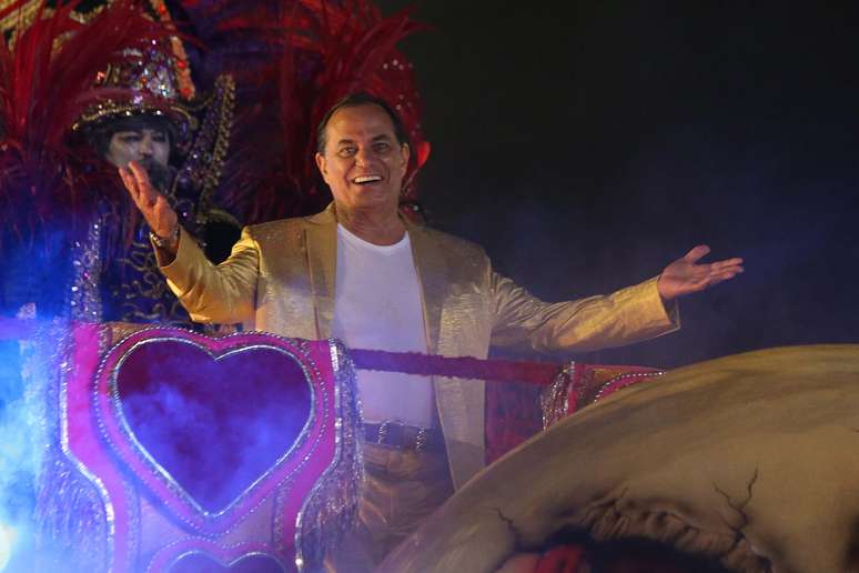 A escola de samba Rosas de Ouro trouxe para a avenida personagens como Michael Jackson, Elvis Presley e Turma da Mônica 