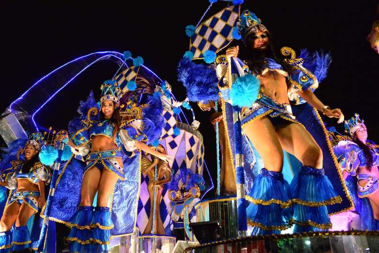 Escola de Samba Em Cima da Hora abre desfile do Grupo A do Carnaval carioca