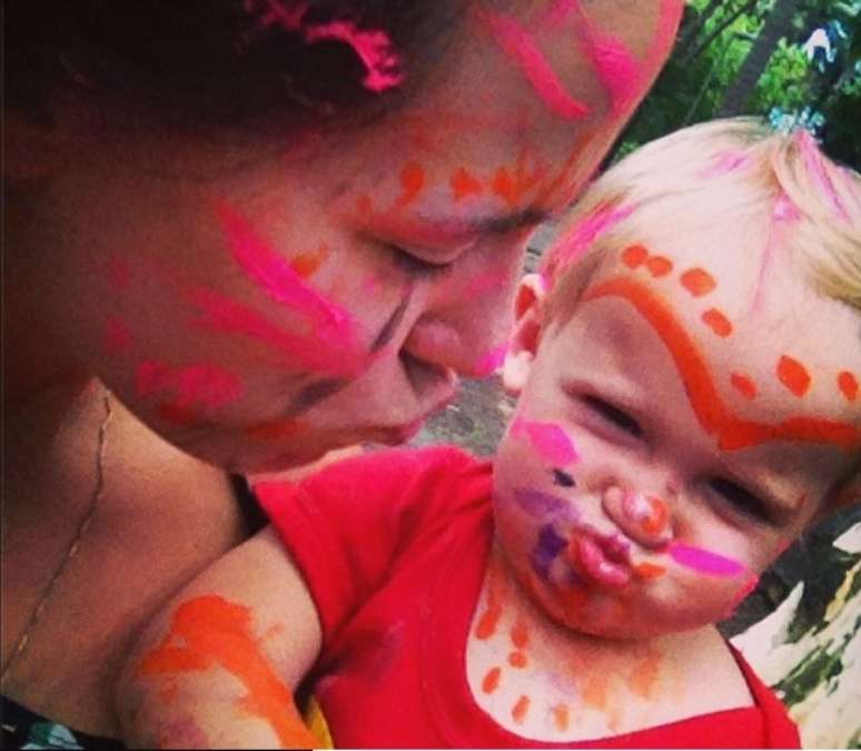 <p>A cantora Ti&ecirc; apostou na tinta para colorir a filha ca&ccedil;ula Amora e se divertir no Carnaval</p>