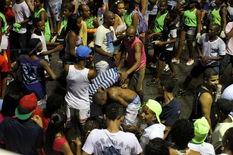 <p>Imagem mostra pancadaria na folia de Salvador na noite desta sexta-feira (28)</p>