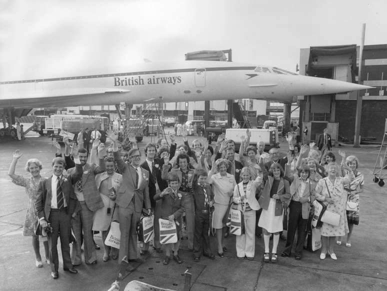 <p>25 de Agosto de 1975 - 35 passageiros acenam antes de embarcar no primeiro voo comercial do Concorde no aeroporto de Heathrow, em Londres, Inglaterra</p>