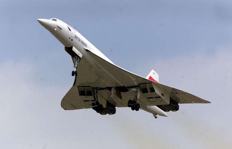 <p>17 de julho de 2001 - Concorde da British Airways decola do aeroporto de Heathrow, em Londres, pela primeira vez desde o acidente de 2000</p>