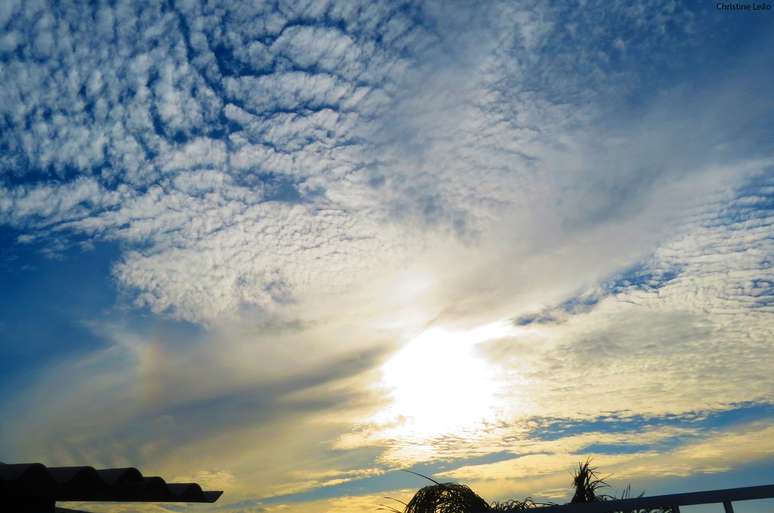 <p>No fen&ocirc;memo, os pequenos cristais de gelo funcionam como um prisma e separam a luz branca em diversas cores</p>