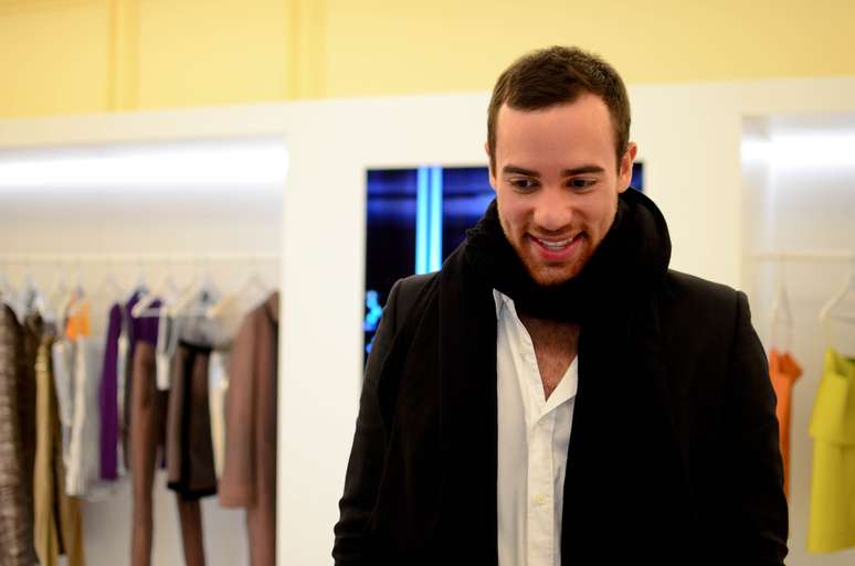 <p>Pedro Lourenço apresentou a nova coleção neste sábado (01), durante a semana de moda de Paris, com um encontro com a imprensa em um luxuoso hotel francês</p>