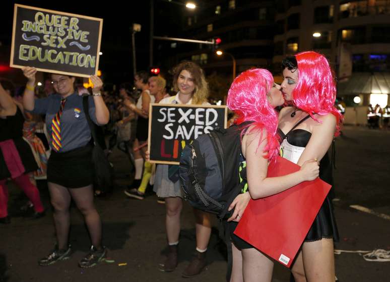 <p><strong>1&ordm; de mar&ccedil;o</strong>&nbsp;- Mulheres se beijam em marcha gay no Mardi Gras, na Austr&aacute;lia</p>