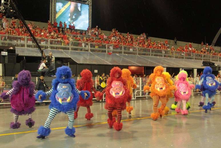 A Acadêmicos do Tucuruvi transformou o Sambódromo do Anhembi na madrugada deste sábado (1º) em um mundo encantado. Com cores, fantasias e muita ficção, a escola levou à avenida o enredo "Uma Fantástica Viagem pela Imaginação Infantil", no quinto desfile do Grupo Especial do Carnaval de São Paulo