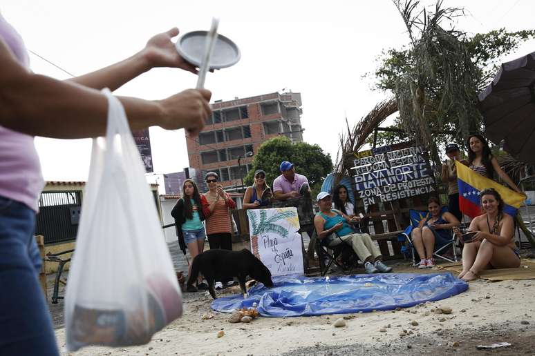 Os fechamentos de rua, chamados de "guarimbas" na Venezuela, têm causado controvérsia mesmo entre adversários do governo 