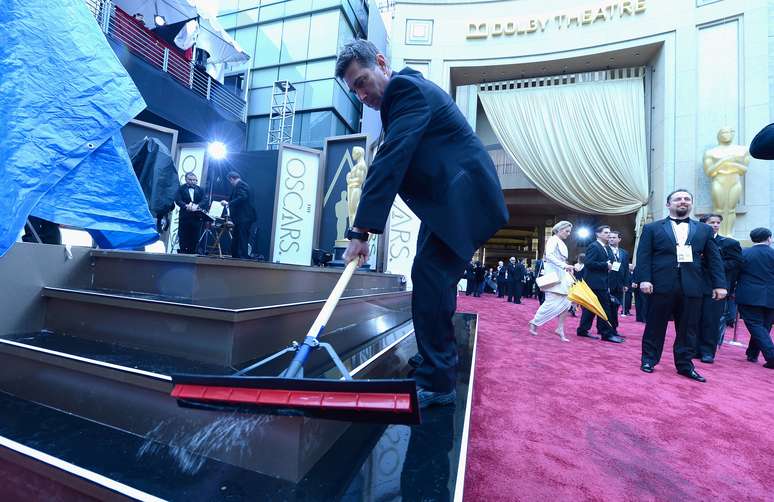 A previsão de chuva para Los Angeles não bastou para os organizadores do Oscar, que acontece na noite deste domingo; organizadores da cerimônia tiveram que correr para secar a entrada das celebridades no Dolby Theatre, em Hollywood