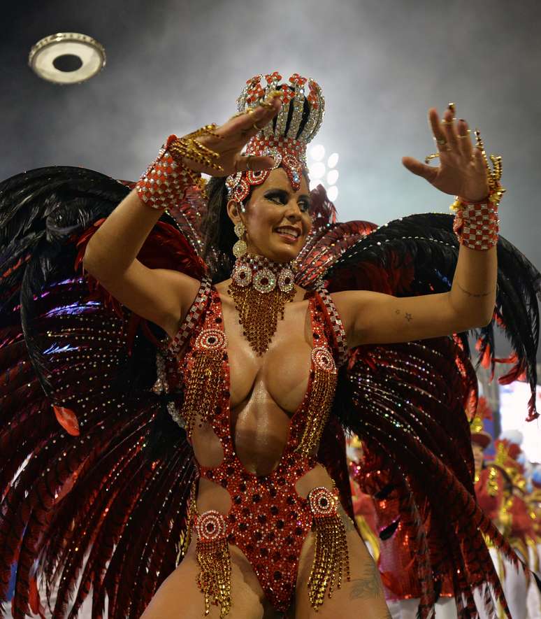 Lorena Bueri deu show à frente da bateria da Pérola Negra