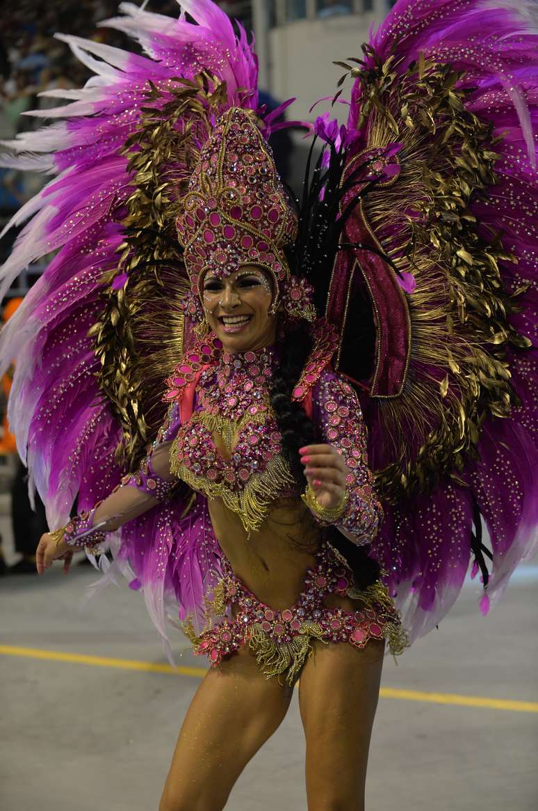A escola de samba Mocidade Alegre exaltou a fé e as crenças durante o desfile na madrugada deste domingo no Carnaval de São Paulo