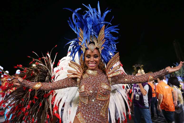 Em uma viagem por povos e crenças, a Pérola Negra cantou a alegria durante o desfile na madrugada desde domingo no sambódromo 