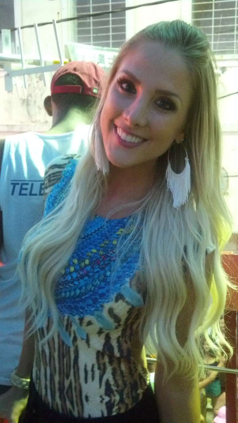 Noiva acompanhou vocalista do Jammil no trio