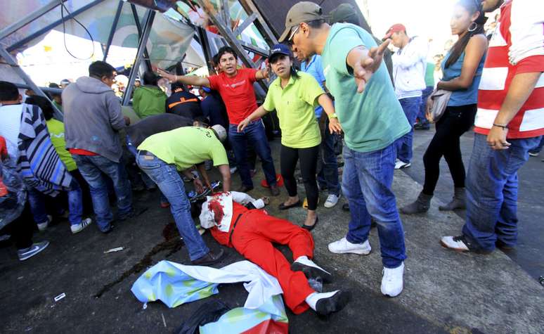 <p>Polícia de Oruro trabalha para evacuar a área onde uma passarela de metal despencou durante as festas de carnaval na cidade boliviana, em 1 de março</p>