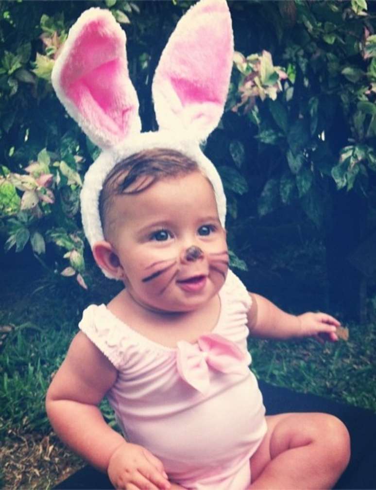 <p>Maria Eduarda virou "coelhinha" em seu primeiro Carnaval; foto foi postada pela m&atilde;e, a atriz Debby Labranha</p>