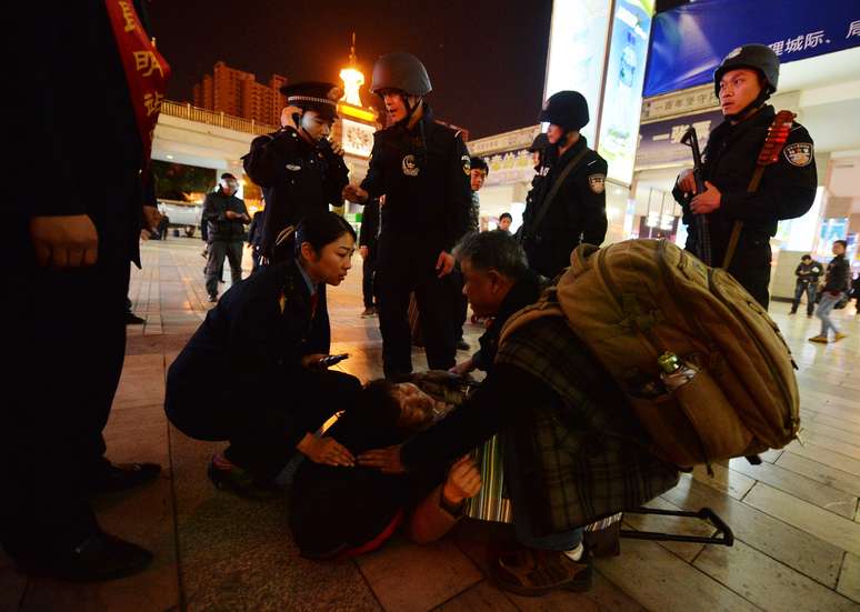 <p>Ataque &quot;terrorista&quot; a uma esta&ccedil;&atilde;o de trem da cidade de Kunming, sudoeste do pa&iacute;s, que deixou 29 mortos e dezenas de feridos neste s&aacute;bado, 1&ordm; de mar&ccedil;o</p>
