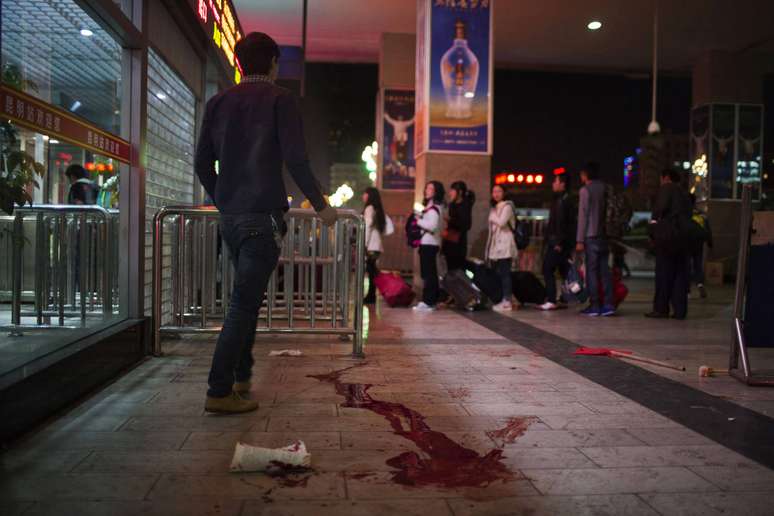 Sangue de vítimas é visto perto da estação de trem onde terroristas de minoria muçulmana teria atacado civis no sábado