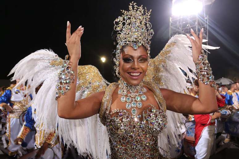 <p>Rainha Deborah Caetano anima instrumentistas da bateria e o público durante o desfile da Nenê </p>