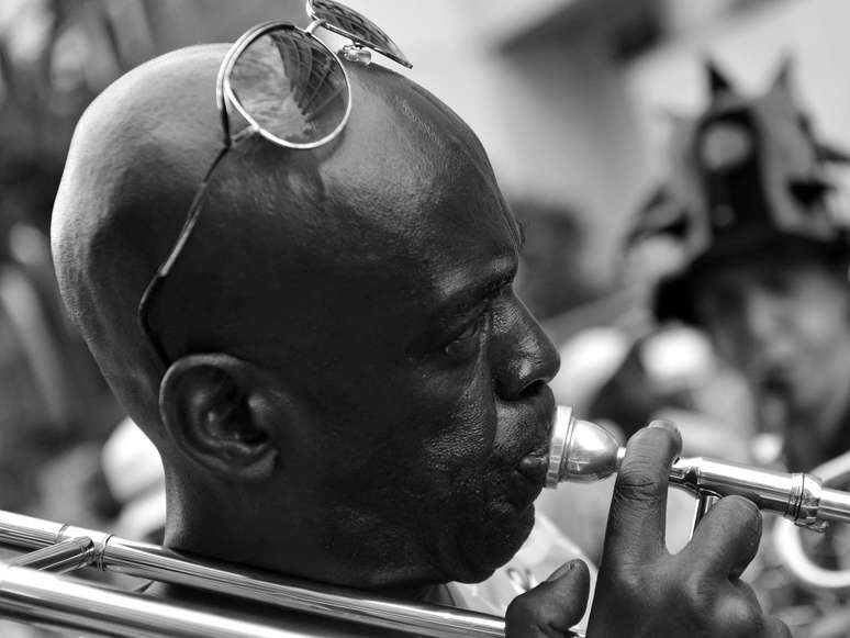 <p>Em meio &agrave; exalta&ccedil;&atilde;o da folia de rua carioca, a Banda de Ipanema completa 50 carnavais. Durante estes anos, o bloco contou com a presen&ccedil;a de senhores m&uacute;sicos que carregam em seus instrumentos a mem&oacute;ria viva do carnaval carioca. S&atilde;o homens simples, que se chamam por apelidos, como Mangueira, Cara de Cavalo ou simplesmente Z&eacute;. Sem carro de som, &eacute; exclusivamente o som dos m&uacute;sicos que embala a multid&atilde;o. Se o Brasil fosse um pa&iacute;s mais justo, esses bravos seriam exaltados como um Chet Baker, Charlie Parker ou Miles Davis.</p>