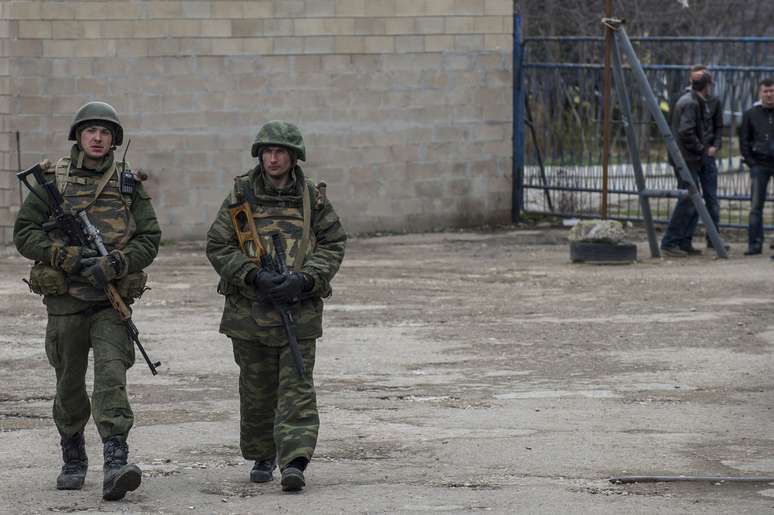 <p>Soldados das Forças Armadas da Ucrânia patrulham cidade fronteiriça em meio a tensão com a Rússia</p>