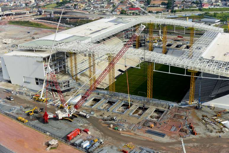 campo de futebol de desenho de linha contínua única na tela do