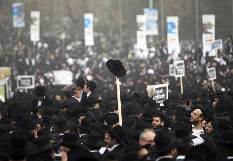 Centenas de milhares de judeus ultra-ortodoxos participam de mega protesto em Jerusalém, em 2 de março