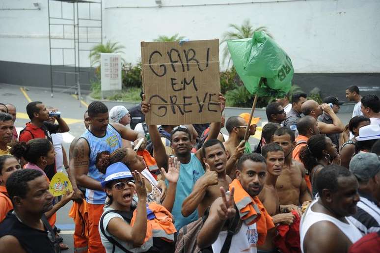 <p>Os garis amea&ccedil;am entrar em greve por melhores condi&ccedil;&otilde;es de trabalho, reajuste salarial, vale-refei&ccedil;&atilde;o e pagamento de horas extras; Justi&ccedil;a&nbsp;declarou a &quot;abusividade e ilegalidade&quot; da&nbsp;paralisa&ccedil;&atilde;o da categoria</p>