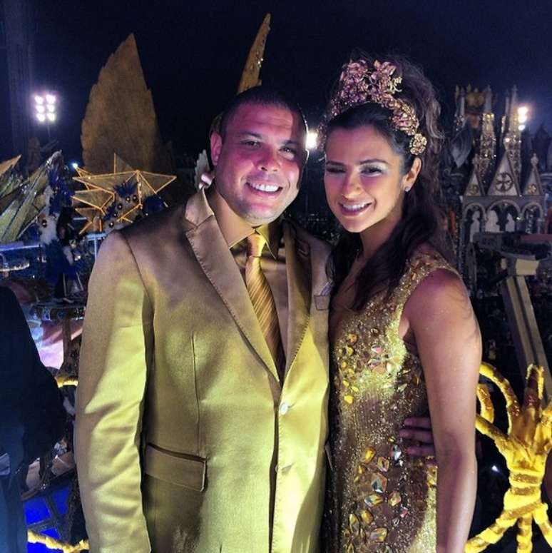 Com a noiva, Ronaldo posta foto na concentração do desfile da Gaviões