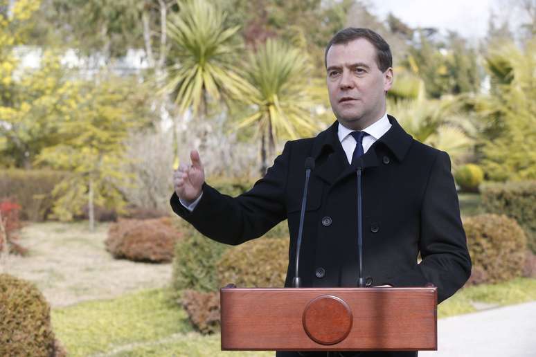 Primeiro ministro da Rússia, Dmitry Medvedev, fala com jornalistas em Sochi, em 24 de fevereiro