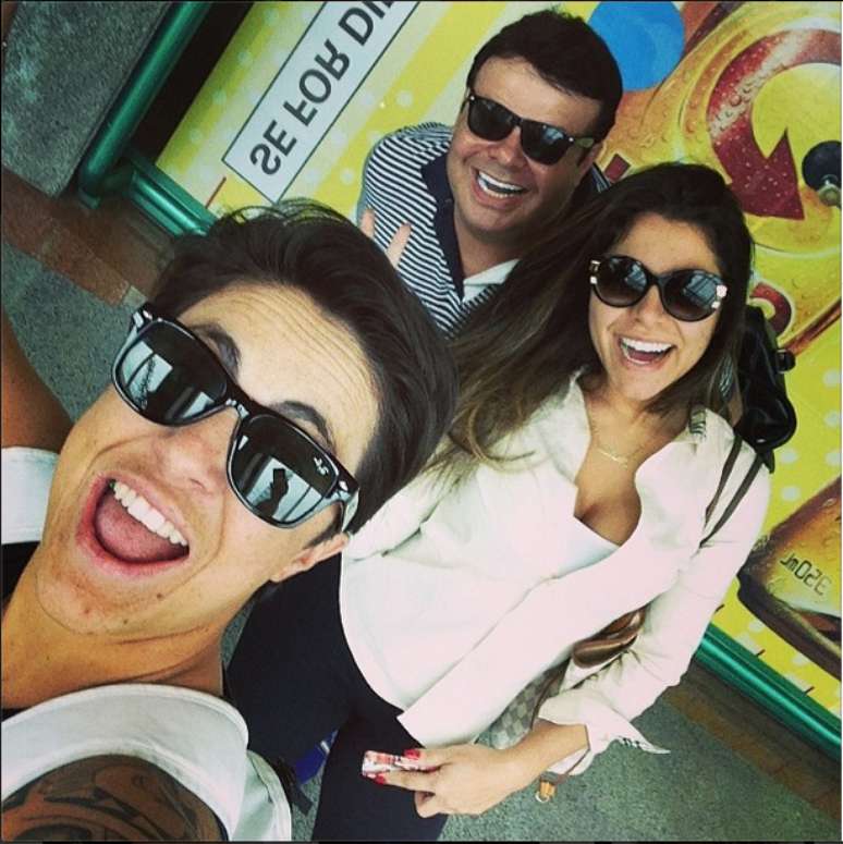 Logo que chegou em Salvador, a atriz postou foto em seu Instagram com a namorada e um amigo: 'segura nois agora...'