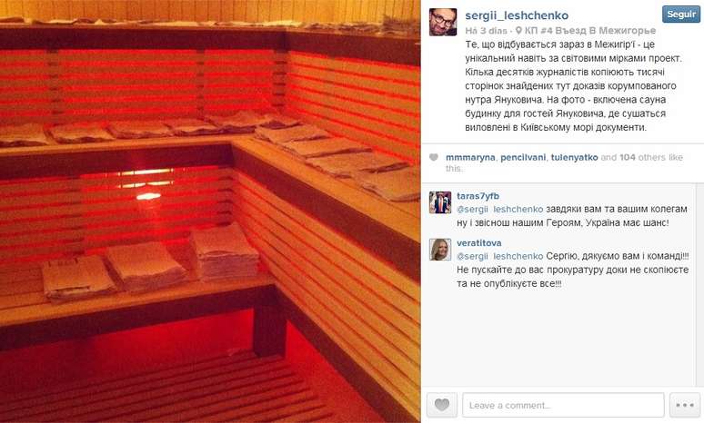 Um dos jornalistas envolvidos na descoberta mostra documentos em sauna 