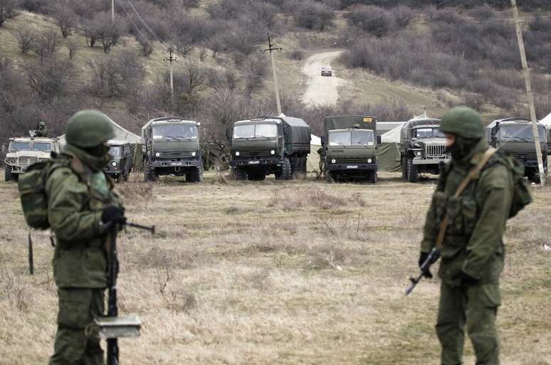 Veículos militares, que acredita-se serem do exército russo, são vistos próximo ao território de uma unidade militar ucraniana, na vila de Perevalnove, nos arredores de Simferopol, em 2 de março