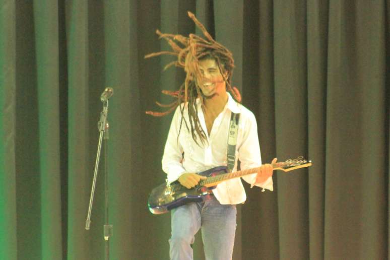 <p>Ator representou Bob Marley na comissão de frente</p>