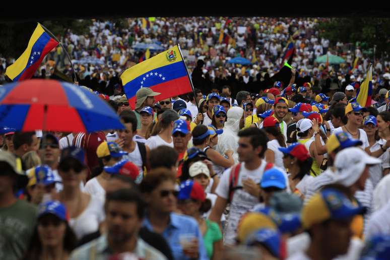 Manifestantes contra o governo de Maduro fazem marcha pacífica neste domingo na região metropolitana de Caracas