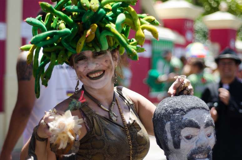 <p>Medusa mostra a cabe&ccedil;a da v&iacute;tima de seu bad hair day</p>