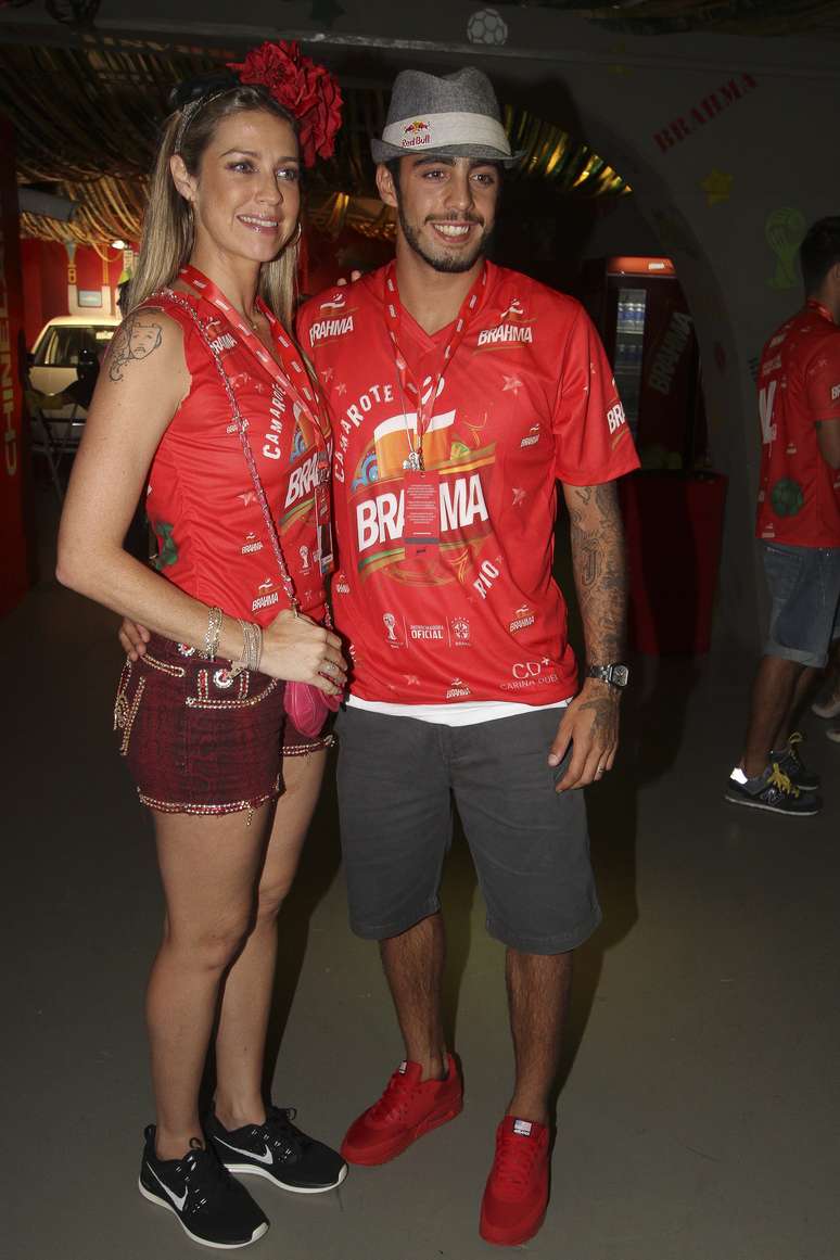 Luana Piovani acaba de chegar ao Camarote Brahma Rio 2014. Acompanhada do marido Pedro Scooby