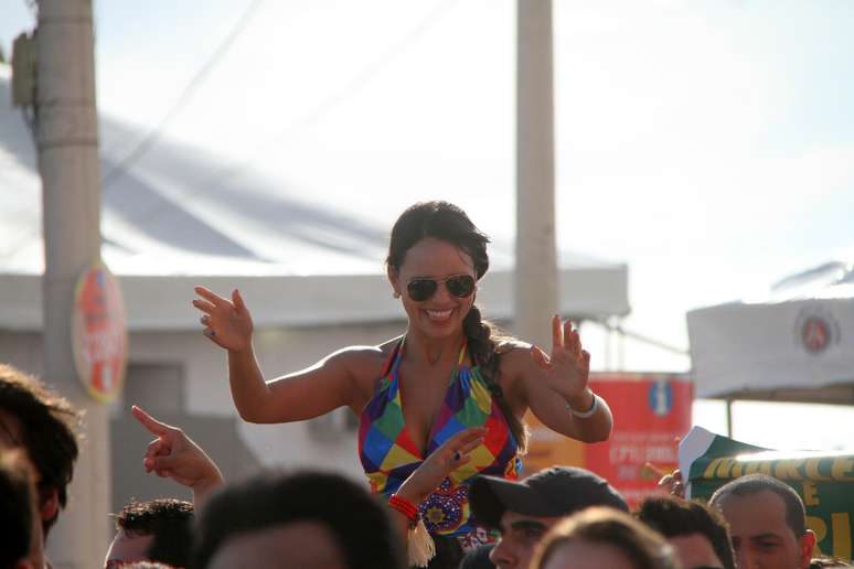 Foliões curtem segunda de Carnaval ao agito do bloco do Chiclete com Banana
