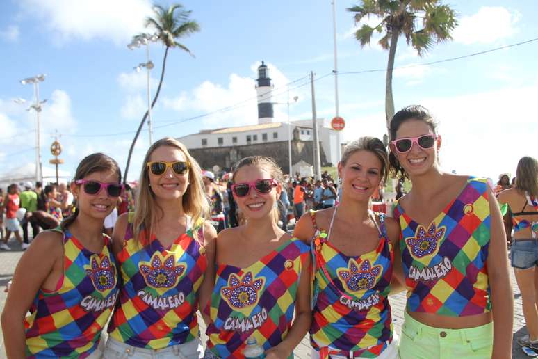Foliões curtem segunda de Carnaval ao agito do bloco do Chiclete com Banana